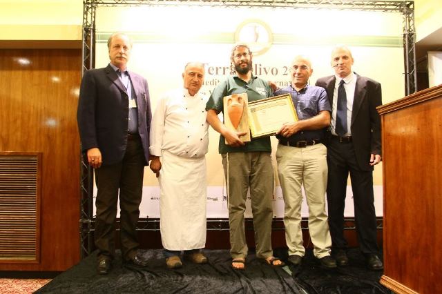 איתמר וויס ממשק אחיה מקבל את הפרס עבור שמן הזית הישראלי הטוב ביותר מיור ענף הזית 2 צילום אילן לוי (2)