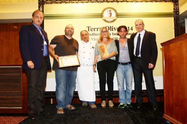 יניב זבאן מאנשי הזית מקבל את הפרס עבור שמן זית הבוטיקי הטוב בתחרות צילום אילן לוי (2)