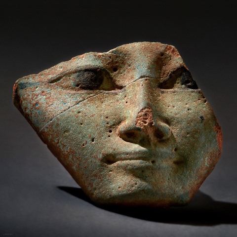 מסכת חתחור. תמנע. 1300 - 1130 לפני הספירה. פאיאנס. מוזיאון ארץ ישראל