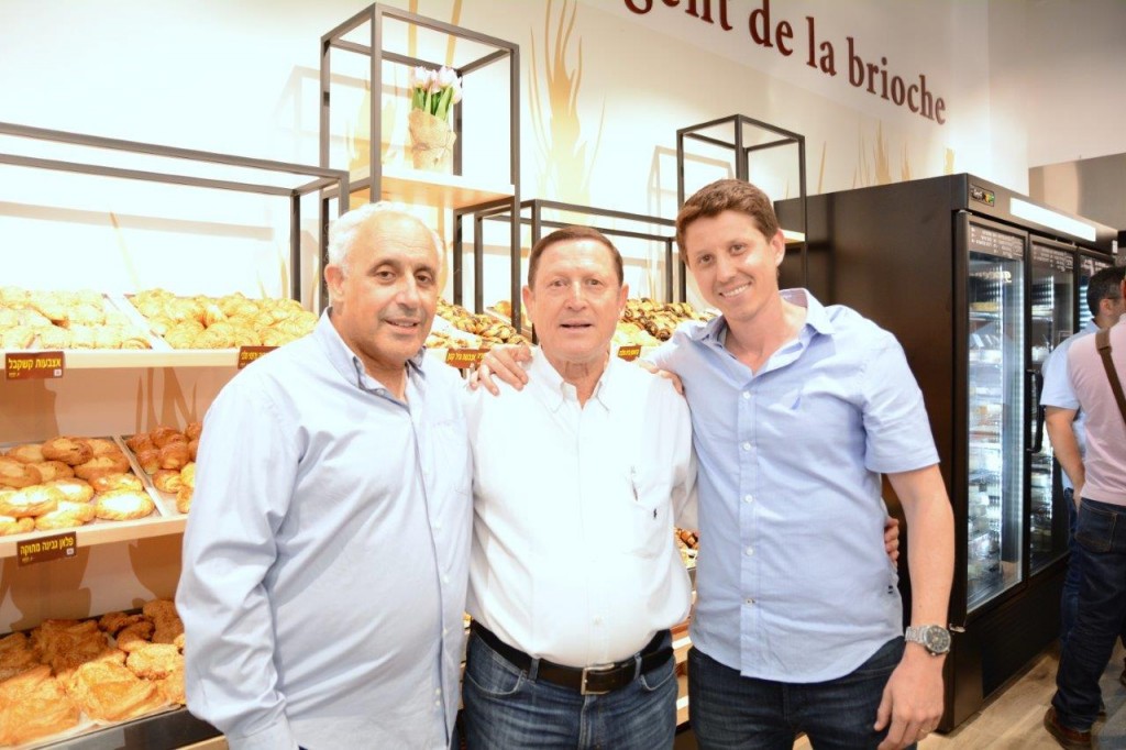 צילום איציק בכר במרכז רפי מיוסט לצד בנו מיכאל ויעקב גוזלן מנכל המאפה הצרפתי