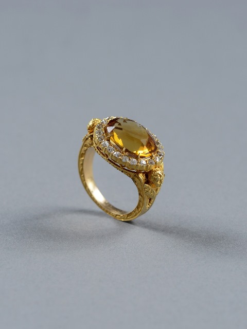 טבעת של רועה רוחני. מוצא לא ידוע המאה ה-19. זהב סיטרין ויהלומים. צילום שי בן אפרים2