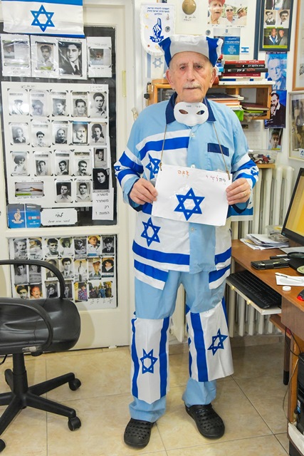 דוד כהן בן ה88 בחדרו מחופש לדגל ישראל. צילום יהודית הרפז